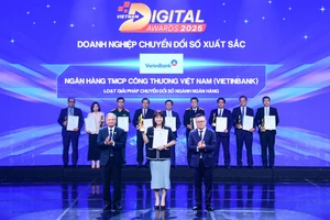 Bà Phùng Thu Hà – Trưởng Ban Chuyển đổi số VietinBank đại diện nhận giải thưởng Doanh nghiệp Chuyển đổi số xuất sắc 2025
