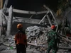 Hàng chục học sinh bị vùi lấp khi trường học bất ngờ đổ sập ở Indonesia