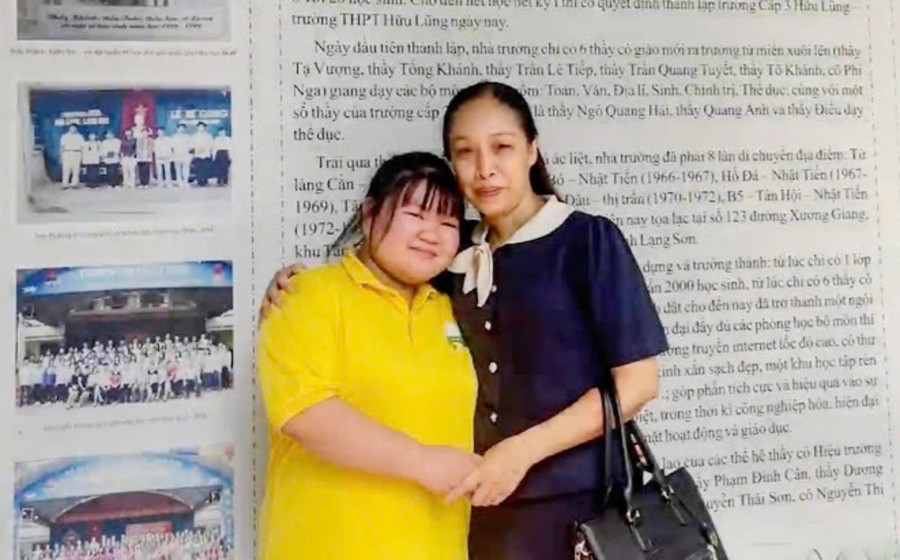 Vũ Hoàng Thảo Ly và cô giáo chủ nhiệm Nguyễn Thị Ngọc Thủy