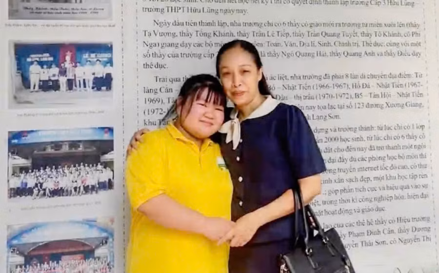 Vũ Hoàng Thảo Ly và cô giáo chủ nhiệm Nguyễn Thị Ngọc Thủy