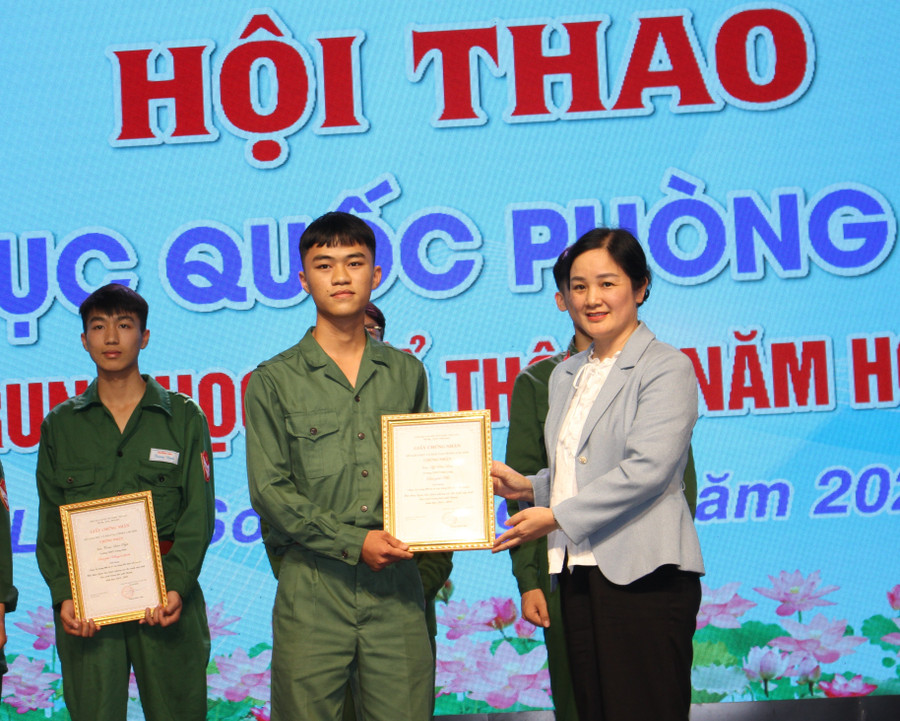 Bà Phan Mỹ Hạnh, Phó Giám đốc Sở GD&ĐT Lạng Sơn trao thưởng cho các cá nhân đạt kết quả cao tk1.jpg