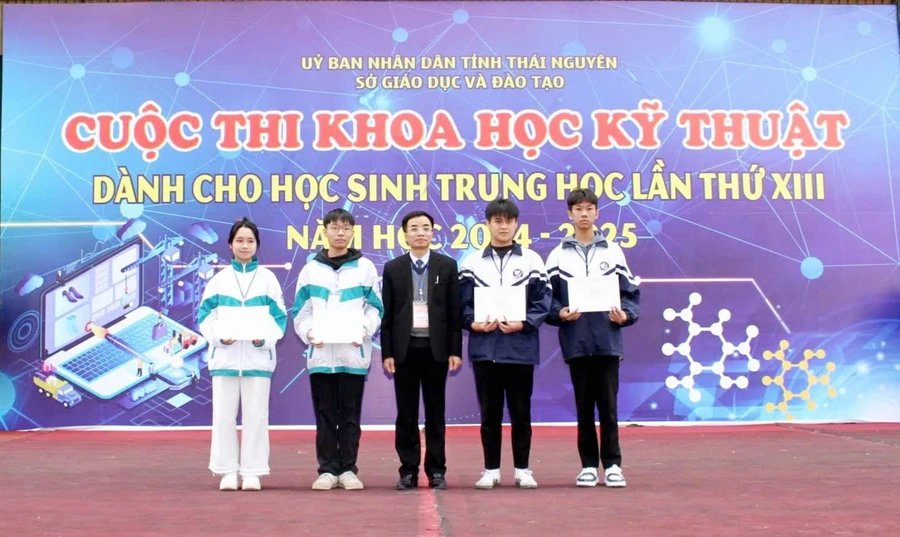 Ban tổ chức trao giải cho các nhóm học sinh có dự án xuất sắc