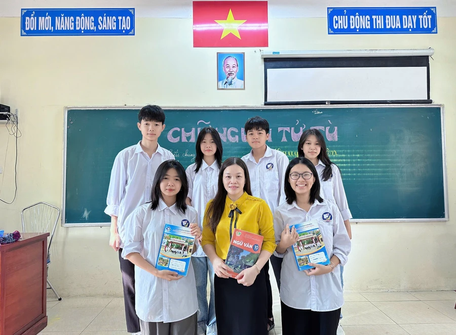 Cô giáo Lê Thị Thu Hường và học trò