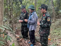 Lực lượng Bộ Chỉ huy Quân sự TP Đà Nẵng cùng nhân chứng đi khảo sát thực địa, nơi nghi có hơn 10 hài cốt liệt sĩ Đội phẫu 5. Ảnh: Quang Cường, Bộ CHQS TP Đà Nẵng