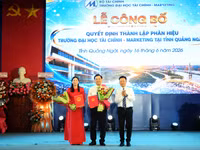 Thứ trưởng Bộ GD&ĐT trao quyết định của Bộ trưởng Bộ GD&ĐT về việc thành lập Phân hiệu Trường Đại học Tài chính - Marketing tại tỉnh Quảng Ngãi. 