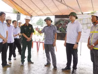 Ông Hồ Văn Niên (thứ 3 từ phải sang), Bí thư Tỉnh ủy Quảng Ngãi chỉ đạo về tiến độ thi công các công trình. Ảnh: Vân Tuyền, Cổng TTĐT tỉnh Quảng Ngãi