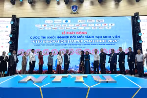 Đại diện Ban tổ chức và các đối tác thực hiện nghi thức phát động cuộc thi. Ảnh: Hà An.