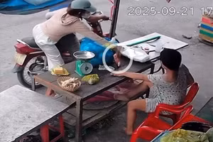 Đôi nam nữ giật điện thoại người phụ nữ khuyết tật ở Tây Ninh. (Ảnh cắt từ video).