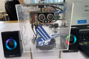 Hộp thông minh hoạt động trong nhà ga sân bay do nhóm sinh viên Học viện Hàng không Việt Nam chế tạo. Ảnh: Hà An.