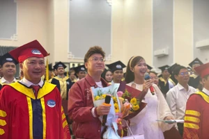 Ca sĩ Sỹ Luân truyền cảm hứng tại lễ tốt nghiệp Phân hiệu Trường Đại học Thủy lợi. Ảnh: Hà An.