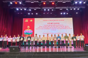 Các học viên tham gia khóa đào tạo nhận giấy chứng nhận. Ảnh: Hà An.