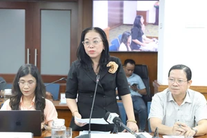 Phó Giám đốc Sở Nội vụ TPHCM Lượng Thị Tới báo cáo tình hình lao động 5 tháng đầu năm tại họp báo. Ảnh: Hà An.