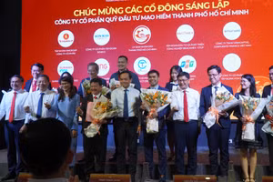 Bí thư Thành ủy TPHCM Trần Lưu Quang (thứ 5 từ trái sang) trao hoa cho các cổ đông sáng lập quỹ. Ảnh: BTC.