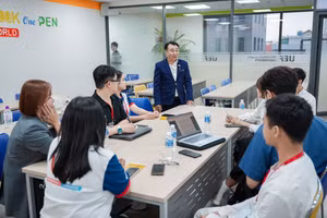 Doanh nghiệp đóng vai trò cố vấn, định hướng các vấn đề từ thực tiễn cho sinh viên. Ảnh: NTCC.