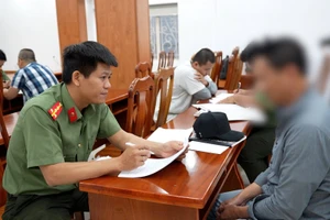 Công an TPHCM làm việc với người bị trục xuất khỏi Mỹ. (Ảnh: Công an TPHCM).
