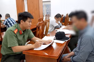 Công an TPHCM làm việc với người bị trục xuất khỏi Mỹ. (Ảnh: Công an TPHCM).