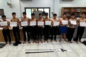 2 nhóm thiếu niên tại cơ quan công an. Ảnh: (Công an TPHCM).