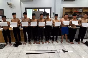 2 nhóm thiếu niên tại cơ quan công an. Ảnh: (Công an TPHCM).