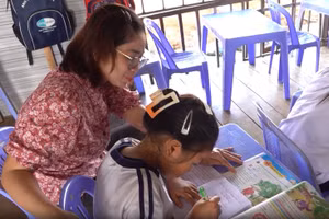 Cô giáo Nguyễn Thị Kim Lan dạy chữ cho học sinh vùng hồ Trị An (Đồng Nai). Ảnh: Phúc Uyên.