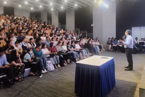 Chuyên gia giảng dạy kiến thức về AI cho các học viên là cán bộ, công chức tại TPHCM. Ảnh: Phúc Uyên.