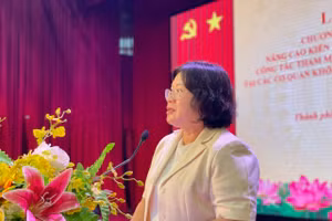 Phó Bí thư Thành ủy TPHCM Văn Thị Bạch Tuyết phát biểu khai mạc khóa tập huấn. Ảnh: Hà An.