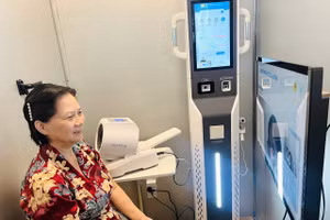 Người dân trải nghiệm các tiện ích tại "Trạm công dân số". (Ảnh: Công an TPHCM)