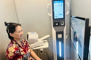 Người dân trải nghiệm các tiện ích tại "Trạm công dân số". (Ảnh: Công an TPHCM)