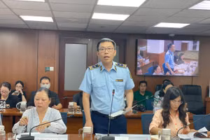 Ông Nguyễn Quang Huy, đại diện Chi Cục Quản lý Thị trường TPHCM phát biểu tại họp báo. (Ảnh: Hà An)