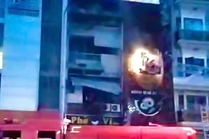 Quán ăn ở đường Trần Hưng Đạo, TPHCM bốc cháy lúc rạng sáng. Ảnh: Phúc Uyên