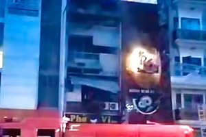 Quán ăn ở đường Trần Hưng Đạo, TPHCM bốc cháy lúc rạng sáng. Ảnh: Phúc Uyên