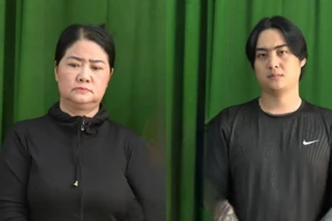 Lâm Thị Thu Em (trái) và con trai Nguyễn Văn Đang tại cơ quan điều tra. (Ảnh: Công an TPHCM)