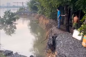 Sạt lở đe dọa nhà dân và gây chia cắt giao thông ở Củ Chi, TPHCM. Ảnh: Phúc Uyên.