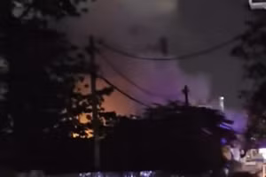 Quán cơm cháy trong đêm khiến 2 mẹ con tử vong. Ảnh cắt từ clip.