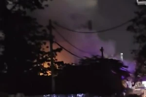 Quán cơm cháy trong đêm khiến 2 mẹ con tử vong. Ảnh cắt từ clip.