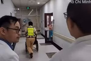 CSGT đưa sản phụ vào khu vực cấp cứu bệnh viện Nhi đồng TPHCM. (Ảnh cắt từ video)