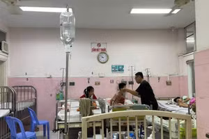 Các học sinh được chăm sóc tại cơ sở y tế. Ảnh: Phụ huynh cung cấp.