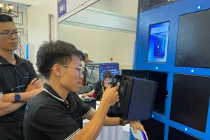 Tủ đổi pin cho xe điện được giới thiệu tại triển lãm ở TPHCM. Ảnh: Hà An.