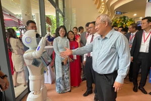 Sản phẩm công nghệ của doanh nghiệp được giới thiệu tại Trung tâm khởi nghiệp sáng tạo TPHCM. Ảnh: Hà An.