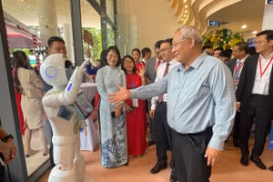 Sản phẩm công nghệ của doanh nghiệp được giới thiệu tại Trung tâm khởi nghiệp sáng tạo TPHCM. Ảnh: Hà An.