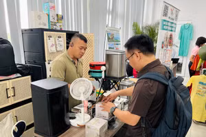 Gian hàng của các doanh nghiệp công nghệ giới thiệu tại triển lãm bên lề hội thảo. Ảnh: Phúc Uyên.