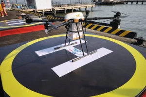 Máy bay không người lái vận chuyển bưu phẩm chuẩn bị cất cánh tại xã Cần Giờ. Ảnh: Phúc Uyên.