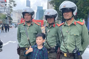 Trẻ em thích thú chụp hình, giao lưu cùng chiến sĩ Công an Nhân dân