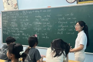 Giờ học môn Tiếng Anh tại lớp học tình thương của CLB lửa Việt. Ảnh: CLB Lửa Việt.