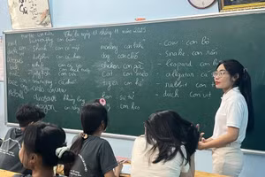 Giờ học môn Tiếng Anh tại lớp học tình thương của CLB lửa Việt. Ảnh: CLB Lửa Việt.