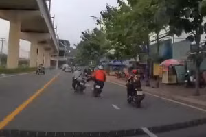 Nam thanh niên mặc áo cam đạp ngã người đi xe máy cùng chiều. (Ảnh cắt từ clip)