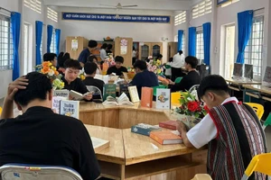Học sinh Trường PTDTNT tỉnh Đồng Nai đọc sách tại thư viện. Ảnh: NTCC.