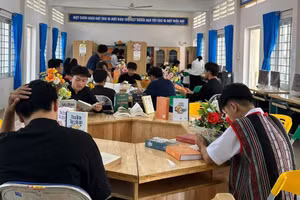 Học sinh Trường PTDTNT tỉnh Đồng Nai đọc sách tại thư viện. Ảnh: NTCC.