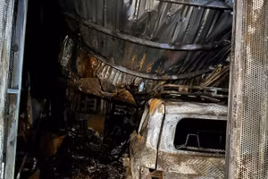 Khu vực tầng trệt chung cư cháy đen. (Ảnh: Phúc Uyên)