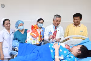 Đại diện bệnh viện Từ Dũ tặng quà cho sản phụ sinh con nhân dịp năm mới.