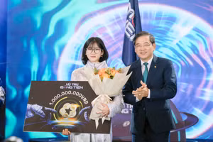 Ông Đặng Văn Tuyên - Uỷ viên HĐQT Ngân hàng TMCP Phát triển Việt Nam (BIDV) trao thưởng Quán quân Phạm Mai Hương. Ảnh: Phúc Uyên. 